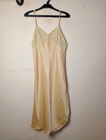 Creme Satin Nachthemd mit Spitzenbesatz