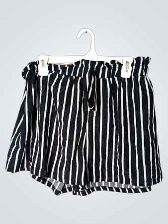 Schwarze und weiße gestreifte Shorts