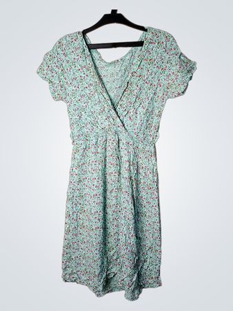 Hellblaues Kleid mit floralem Muster