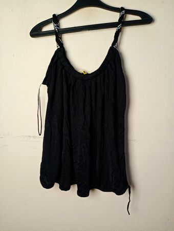 Schwarzes verziertes Träger-Tanktop