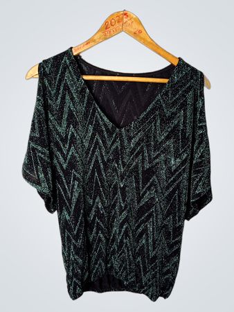 Schwarz und grün gestreiftes Cold-Shoulder-Top