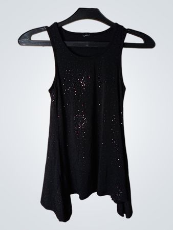 Schwarzes ärmelloses Oberteil mit verstreuten rosa und weißen Verzierungen