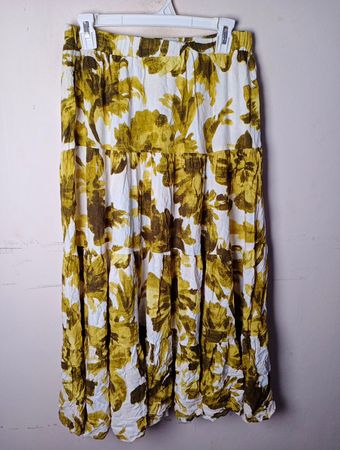 Schichtigem Maxi-Rock mit Blumenmuster
