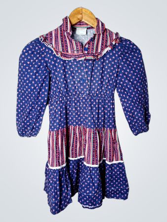 Blaues blumiges schichtetes Kleid mit gestreiften Akzenten