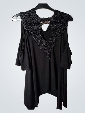 Schwarzes Oberteil mit kaltem Schulterdesign und Spitzenhalsdetails