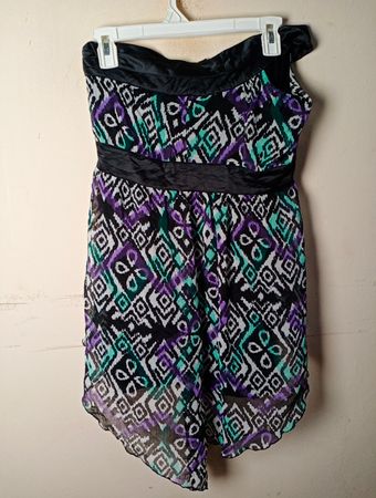 Schulterfreies High-Low-Kleid mit geometrischem Druck