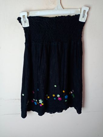 Schwarzes trägerloses Kleid mit bestickten Blumen
