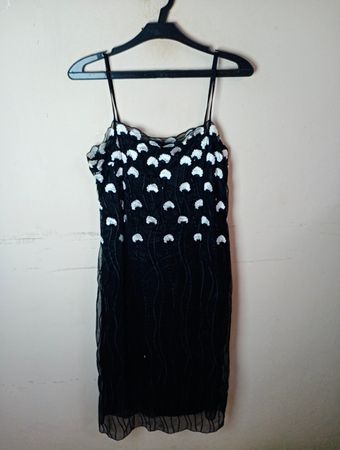 Schwarzes Kleid mit weißem Blumenmuster