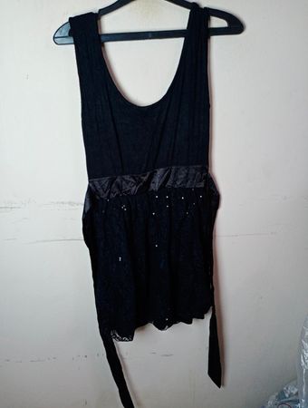 Schwarzes Spitzenkleid mit Satindetails