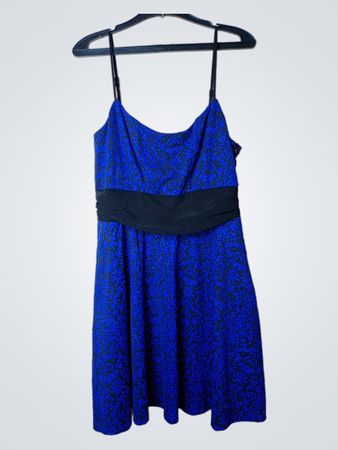 Brujha's Blaues und Schwarzes Musterkleid mit Schwarzem Gürtel