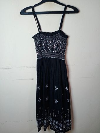 Schwarzes Kleid mit Paillettenverzierungen und Blumenmuster