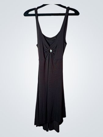 Schwarzes Kleid mit Ring-Detail