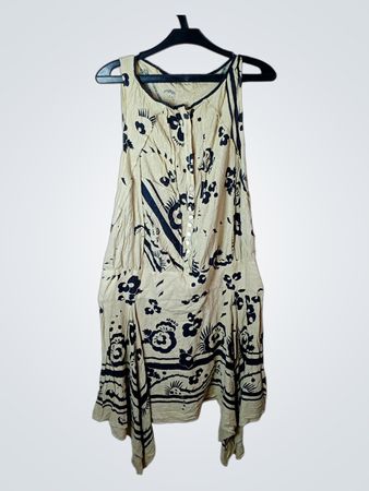 Beiges ärmelloses Kleid mit blauem Blumenmuster
