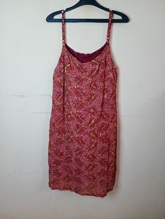 Rotes Kleid mit goldenem Muster