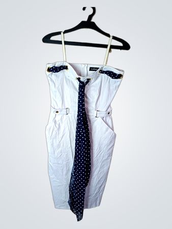 CALORE Weißes Trägerloses Kleid mit Marineblauem Pünktchen-Schal
