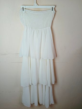 Weißes trägerloses gestuftes Maxikleid