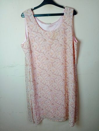 Pink ärmelloses Kleid mit Blätterdruck