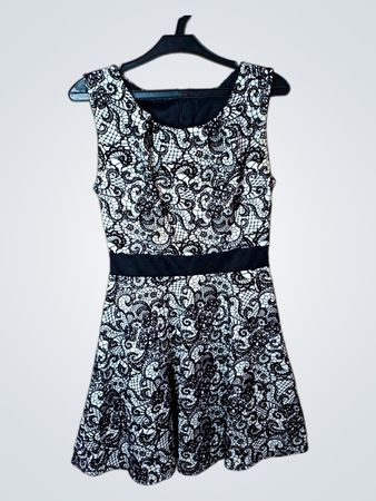 Schwarz-weißes Spitzenkleid mit schwarzem Bund