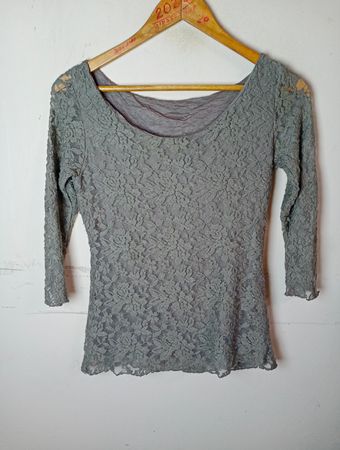 Graues Spitzenoberteil