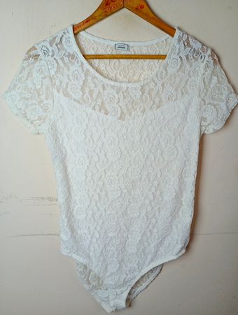 Weiße Spitzenbodysuit