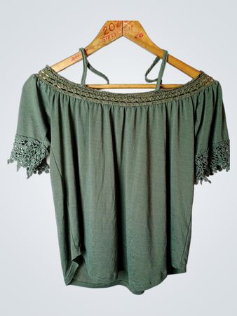 Grünes Off-the-Shoulder-Top mit Häkel-Detail