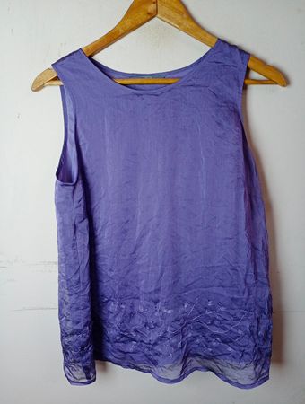 AMARANTO Lila Ärmelloses Top mit besticktem Saum