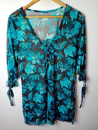 Blauer floral transparenter Überwurf