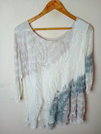Weiße Spitzen- und Mesh-Tunika mit Batik-Akzenten