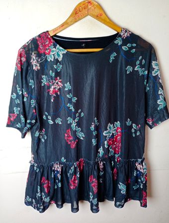 ONLY Damen Schwarzes Floral-Print Rüschensaum-Oberteil