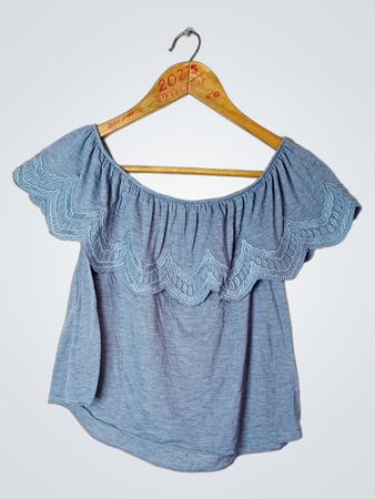 Blaues, schulterfreies Rüschenshirt