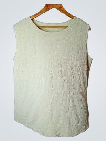 Cremetexturiertes ärmelloses Top