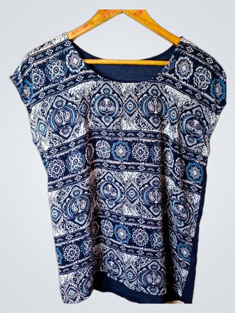 Blaue gemusterte T-Shirt
