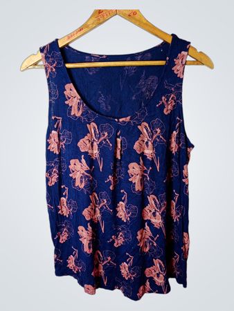 Blaues Tanktop mit pinkfarbigem Blumenmuster