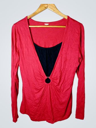 Rotes schichtetes Langarmoberteil