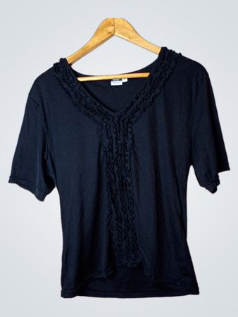 BASIC CONCEPT Schwarzes Rüschenshirt mit V-Ausschnitt
