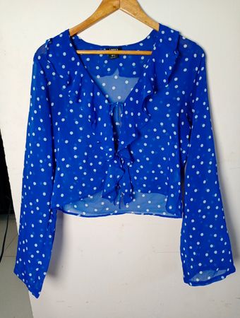 Lindex Blaue gepunktete Rüschenshirt mit Krawattenfront