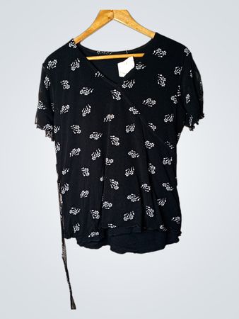 Schwarzes T-Shirt mit weißem Blumenmuster