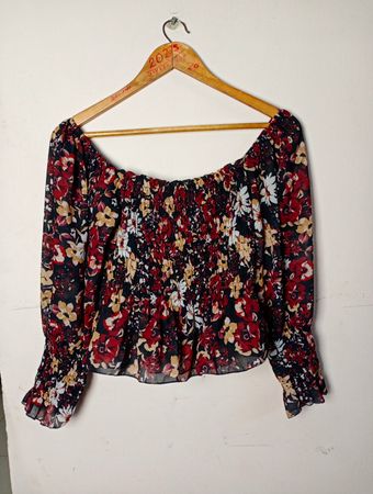 Blumenbesticktes Off-Shoulder-Top