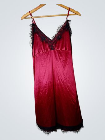 Rotes Slip-Kleid mit schwarzer Spitzenkante