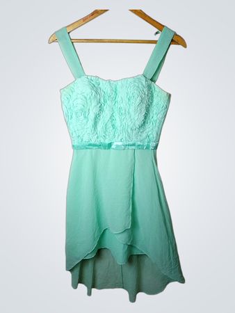 Mintgrünes High-Low-Kleid mit Rosenoberteil