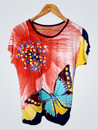 Damen T-Shirt mit Schmetterlings- und Blumenmuster
