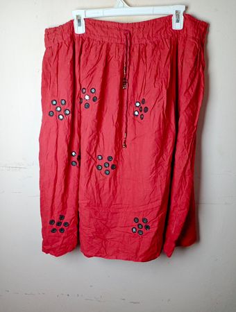 Roter Rock mit Pailletten