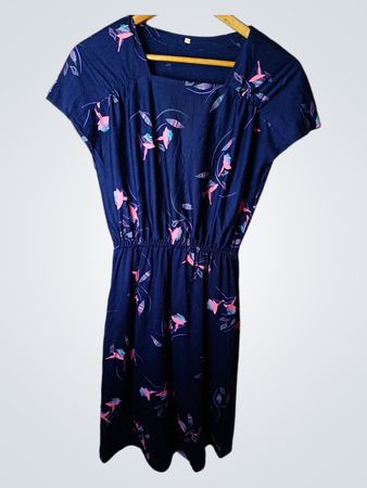 Dunkelblaues Kleid mit floralem Druck und elastischem Bund