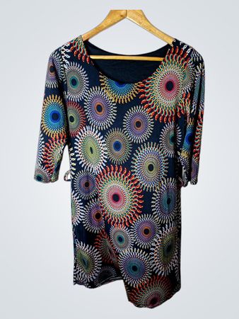 Dunkelblaues Kleid mit buntem Sonnenstrahlenmuster