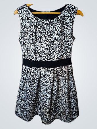 Schwarz-weiß gemustertes Kleid mit schwarzem Taillengürtel