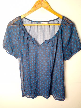Dobber Seit 1974 Transparente Blaue Druckbluse