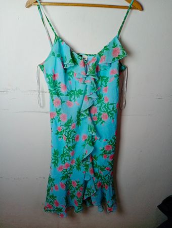Blaues Blumendruckkleid mit Rüschen