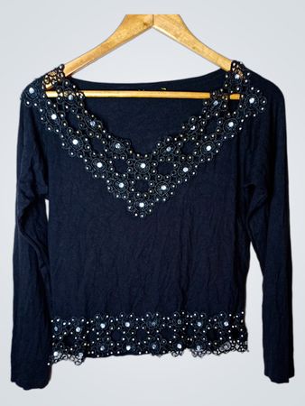 Schwarzes Langarmtop mit beaded Ausschnitt und Saum