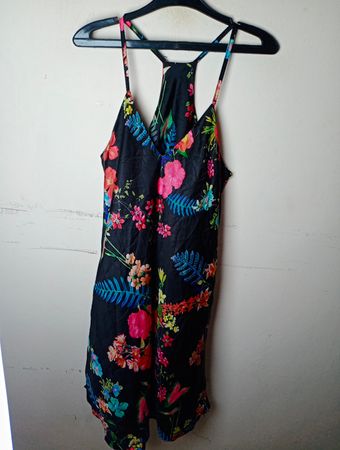 Schwarzes Blumendruck-Cami-Kleid