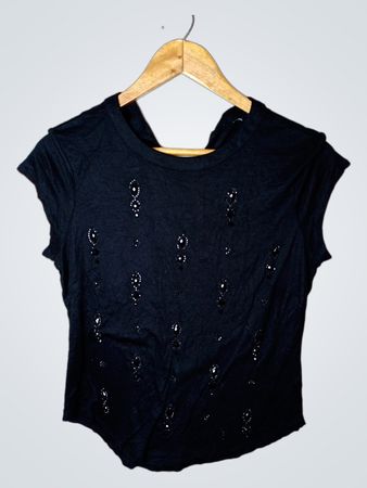 Schwarzes T-Shirt mit Verzierungen